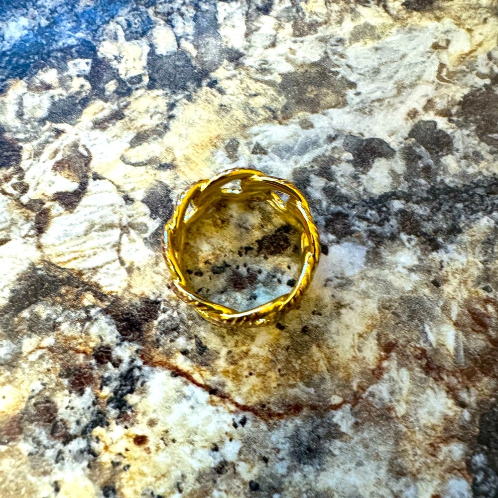 Uncommon James gold ring size 7. Costume jewelry in yellow gold slight wear